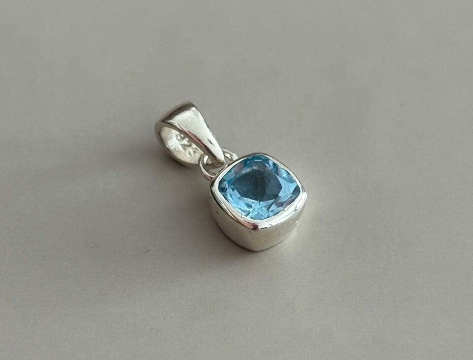 Topaz Taşlı Kare Kesim Charm